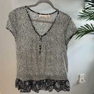 DNKY Jeans Navy and Beige V-Neck Floral Blouse With Bottom Ruffle. Size S